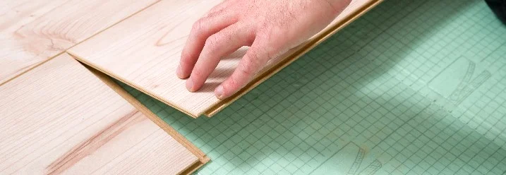 Person verlegt Laminatboden